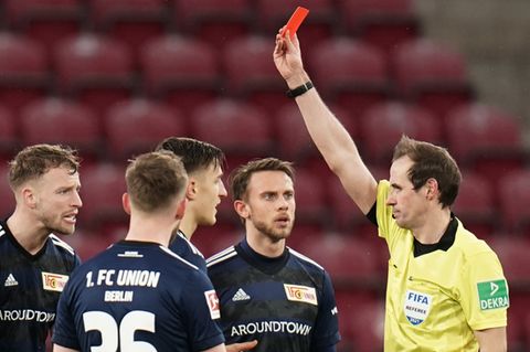 Weil er es kann: Schiedsrichter Sascha Stegemann (r.) zeigt Nico Schlotterbeck von 1. FC Union Berlin die rote Karte