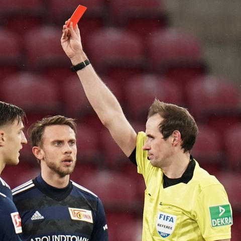 Weil er es kann: Schiedsrichter Sascha Stegemann (r.) zeigt Nico Schlotterbeck von 1. FC Union Berlin die rote Karte