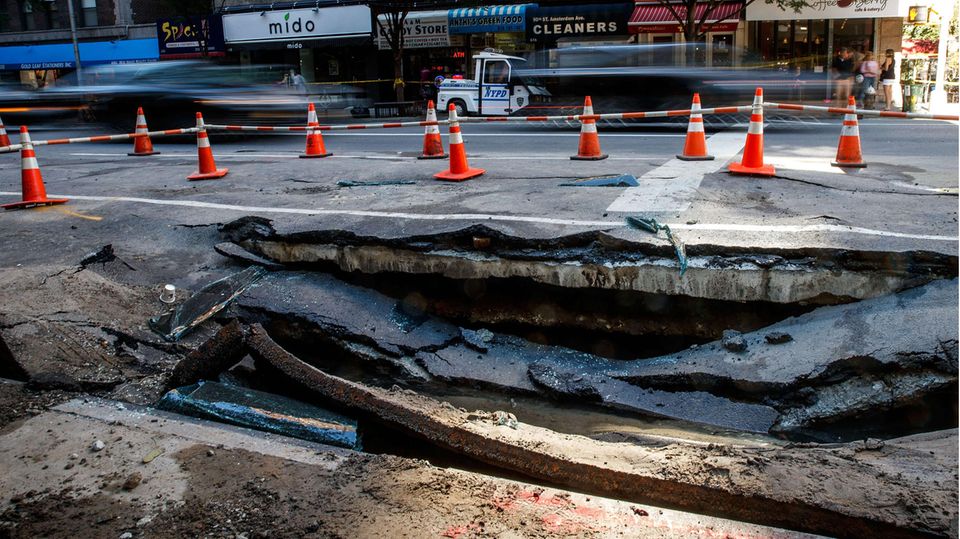 In New York sind Teile der Amsterdam Avenue abgesackt. Weil der Verkehr in der Stadt so enorm ist, werden solche Schäden oft nur notdürftig repariert. Was sich nach ein paar Jahren rächt.