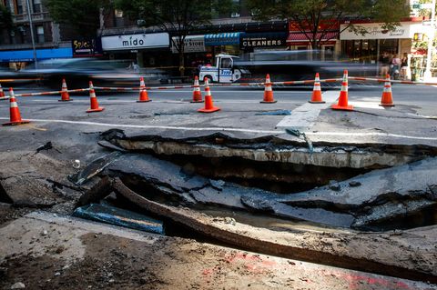 In New York sind Teile der Amsterdam Avenue abgesackt. Weil der Verkehr in der Stadt so enorm ist, werden solche Schäden oft nur notdürftig repariert. Was sich nach ein paar Jahren rächt.