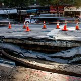 In New York sind Teile der Amsterdam Avenue abgesackt. Weil der Verkehr in der Stadt so enorm ist, werden solche Schäden oft nur notdürftig repariert. Was sich nach ein paar Jahren rächt.