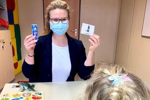 Die Psychologin Karoline Teufel spricht in einer Therapiesitzung mit einem Kind