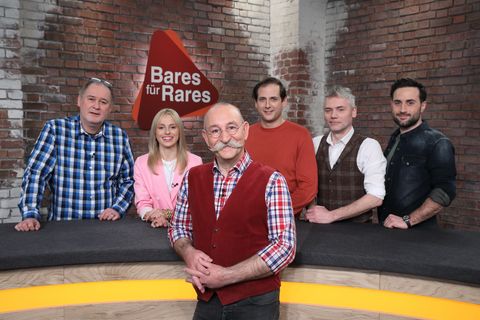 Horst Lichter steht mit mehreren Händlern im Studio von Bares für Rares in Pulheim