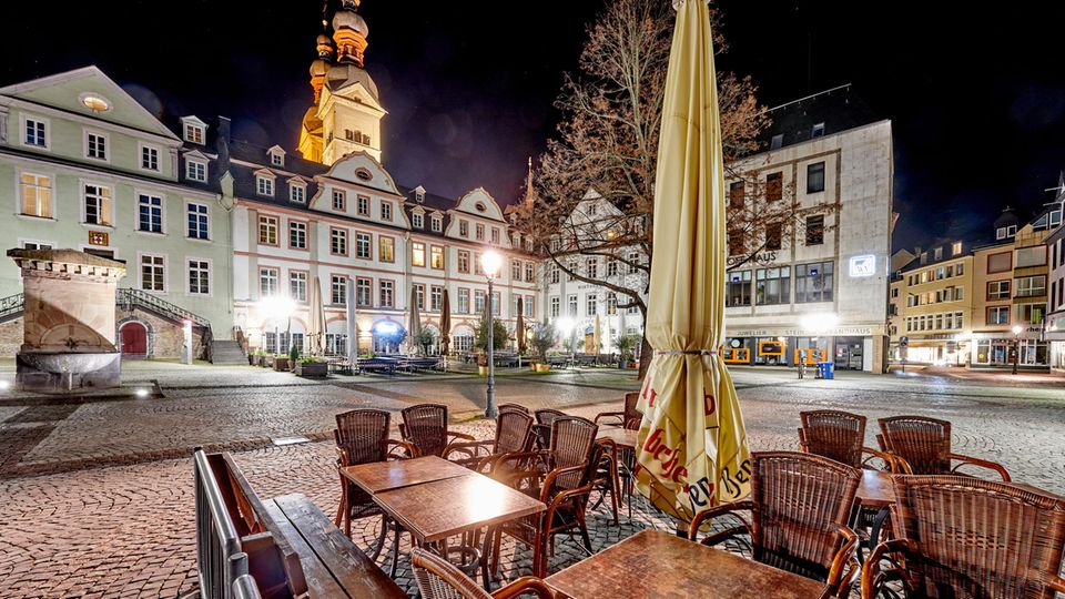 Ausgangssperre wegen Corona: Das Nachtleben ruht wie hier in der Altstadt von Koblenz in vielen Städten und Landkreisen. Unklar ist, wie stark die Maßnahme wirkt.