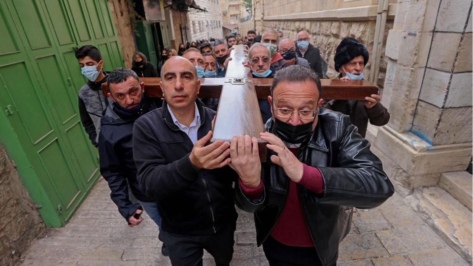 Christen gehen den Kreuzweg Jesu' durch die Via Dolorosa in Jerusalem