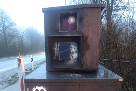 Der beschädigte Blitzer "Bernhard" aus Bielefeld