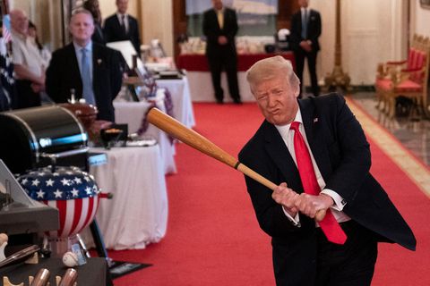 Ex-US-Präsident Donald Trump schwingt einen Baseball-Schläger