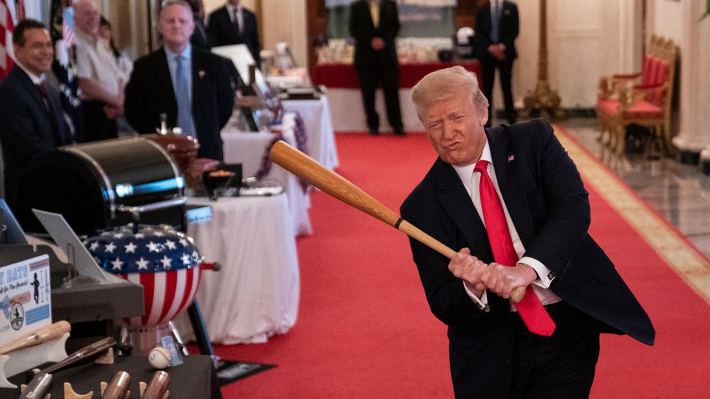 Ex-US-Präsident Donald Trump schwingt einen Baseball-Schläger