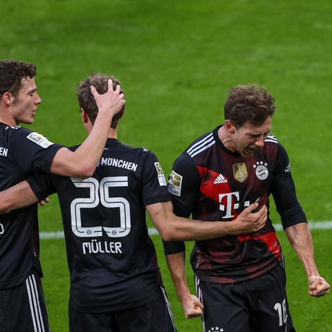 Vier Spieler des FC Bayern München jubeln auf dem Rasen des Bundesliga-Stadions in Leipzig