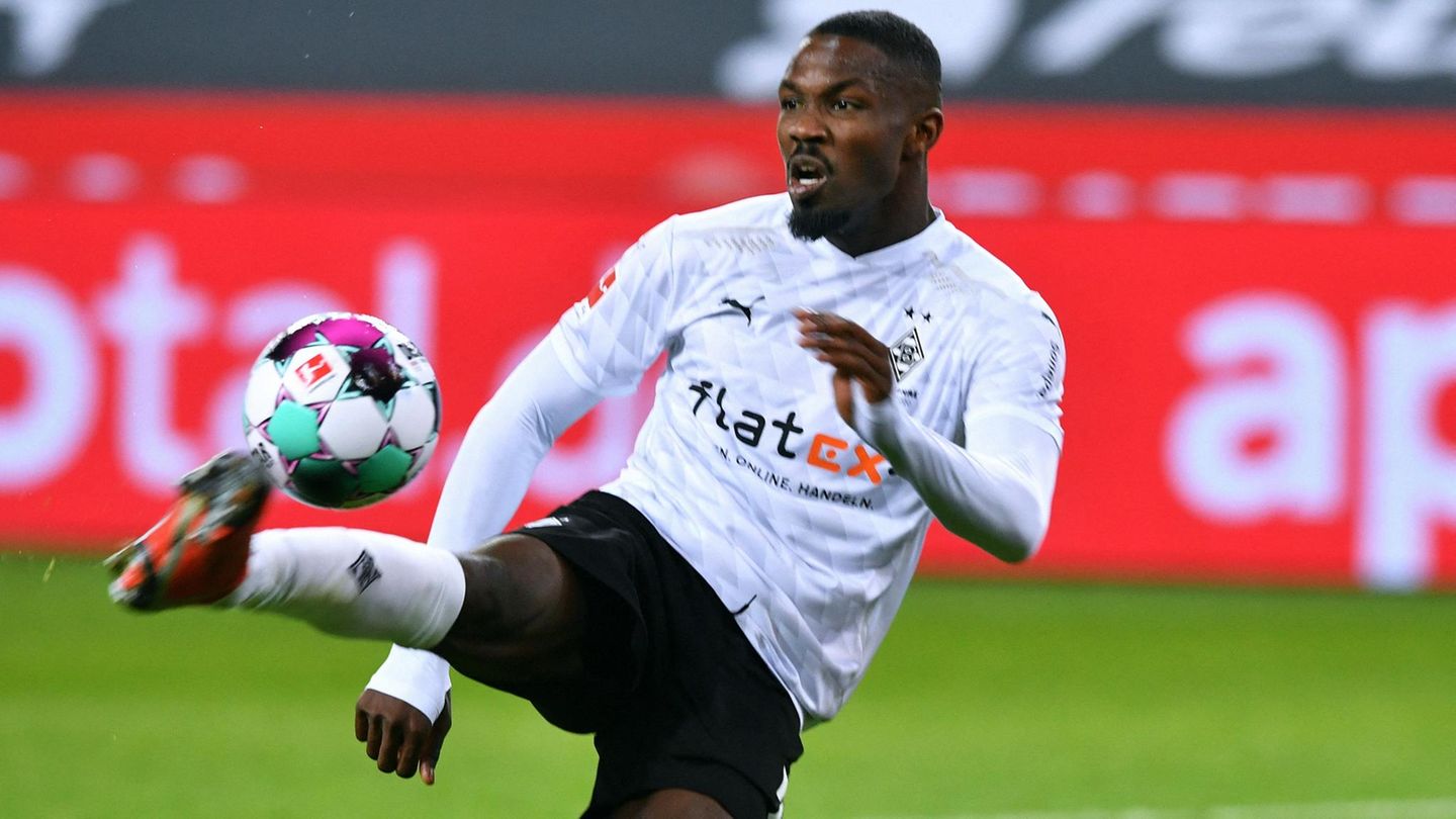 Gladbachs Stürmer Marcus Thuram jongliert den Ball