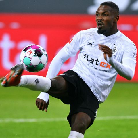 Gladbachs Stürmer Marcus Thuram jongliert den Ball