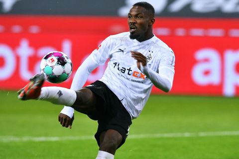 Gladbachs Stürmer Marcus Thuram jongliert den Ball
