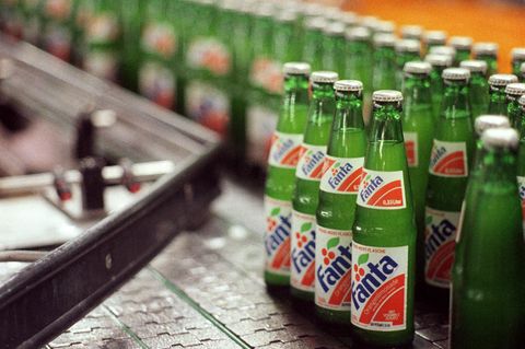 Fanta-Flaschen aus dem Jahr 1991. Ihren Ursprung hat die Marke in Nazideutschland.
