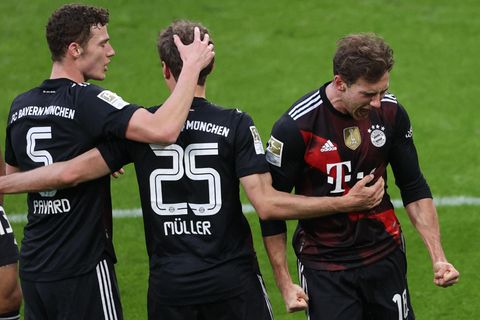 Brutale Effizienz und große Cleverness: Leon Goretzka (r.) ballt die Fäuste nach sein Siegtor gegen RB Leipzig