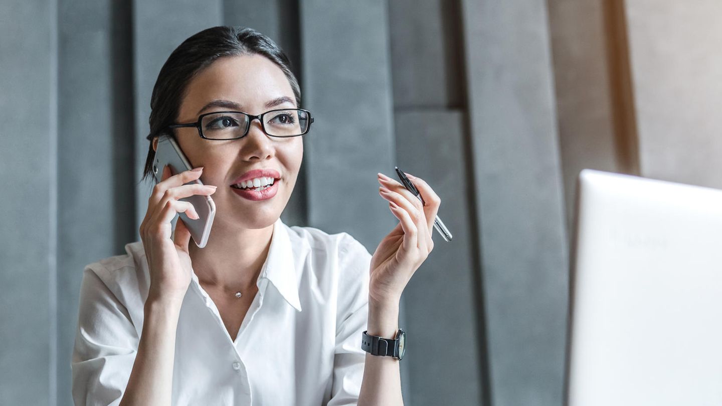 Kriminelle warten am Telefon auf ein bestimmtes Wort (Symbolbild)