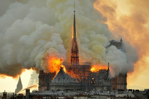 Flammen und Rauch steigen aus der Kathedrale Notre Dame auf