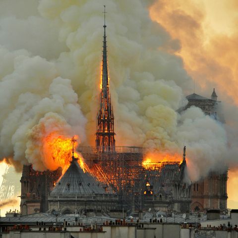 Flammen und Rauch steigen aus der Kathedrale Notre Dame auf