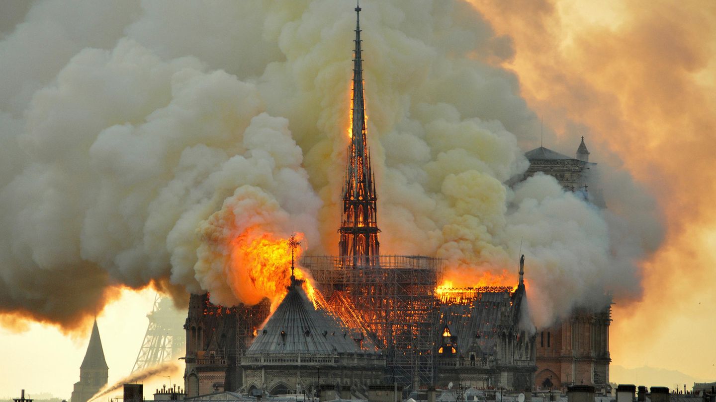 Flammen und Rauch steigen aus der Kathedrale Notre Dame auf