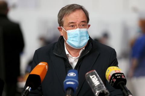 Armin Laschet spricht auf der Pressekonferenz nach dem Besuch des Impfzentrums in Aachen