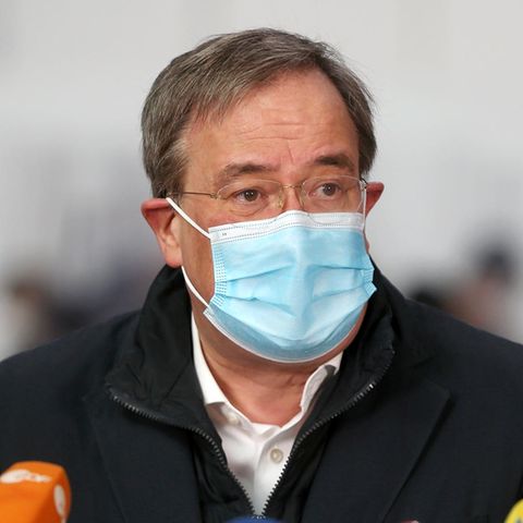 Armin Laschet spricht auf der Pressekonferenz nach dem Besuch des Impfzentrums in Aachen