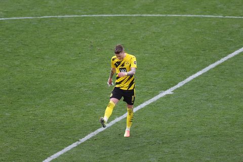 Marco Reus schleicht im Spiel gegen Eintracht Frankfurt frustriert vom Platz