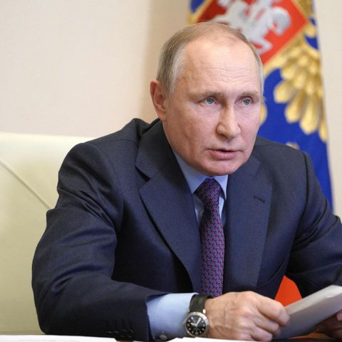 Russlands Präsident Wladimir Putin liest von einem Blatt ab