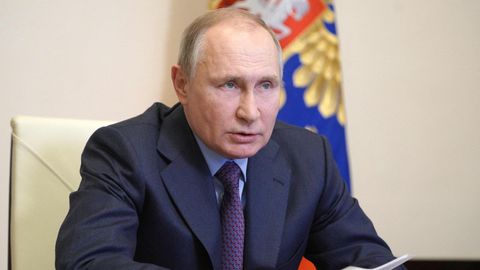 Russlands Präsident Wladimir Putin liest von einem Blatt ab