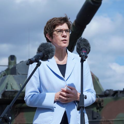Podcast "Die Boss": Verteidigungsministerin Annegret Kramp-Karrenbauer