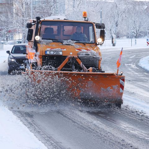 Ein Winterdienstfahrzeug räumt eine Straße vom Schnee
