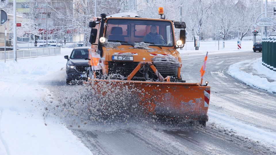 Ein Winterdienstfahrzeug räumt eine Straße vom Schnee