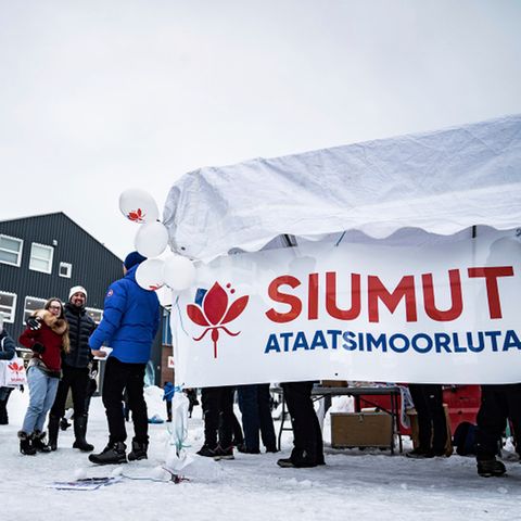 Kurz vor der grönländischen Parlamentswahl verteilen Kandidaten der sozialistischen Siumut-Partei Flugblätter