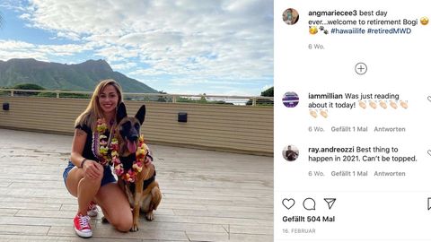 Ein belgischer Schäferhund sitzt neben einer jungen Frau. Beide haben Blumenketten um den Hals gehängt