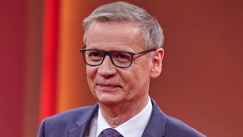 Günther Jauch steht im Studio
