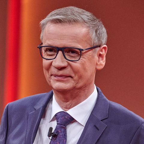 Günther Jauch steht im Studio