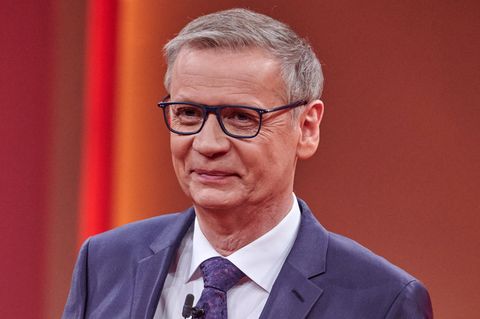Günther Jauch steht im Studio