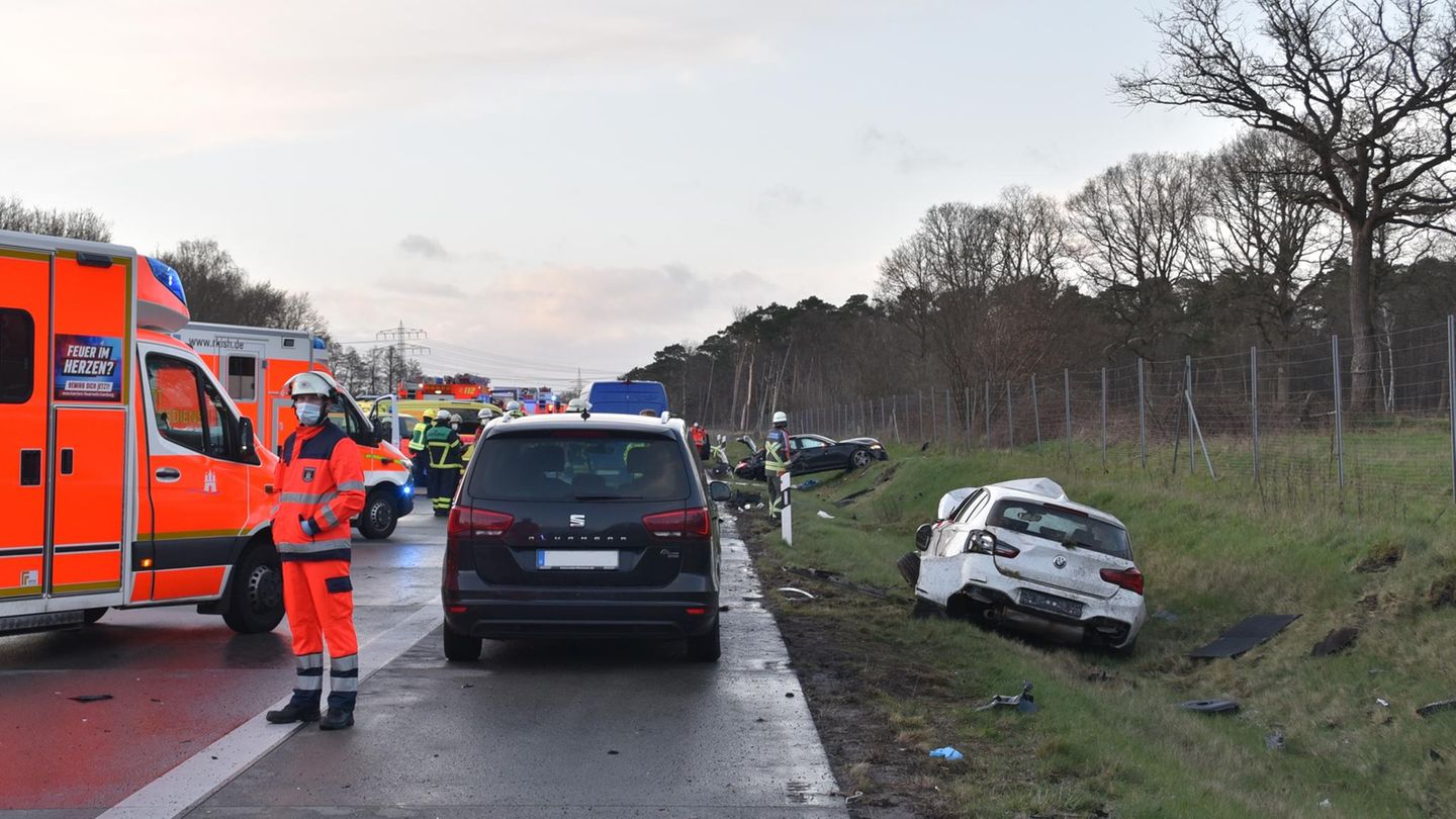 Zehn Menschen verletzt: Tödlicher Unfall auf der A7: Mann will Unfallfahrer helfen und wird von Auto überfahren