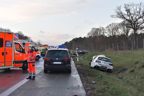 Zehn Menschen verletzt: Tödlicher Unfall auf der A7: Mann will Unfallfahrer helfen und wird von Auto überfahren