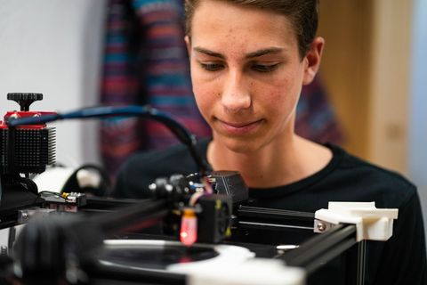 Alltagshilfe: Clevere Erfindung: Schüler entwickelt Deo-Halterung für seinen behinderten Freund