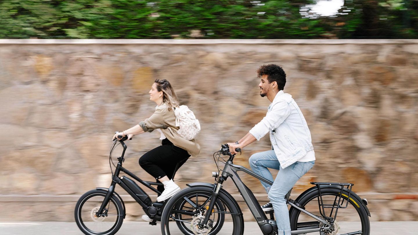 Couple riding electric bicycles on road in city model released Symbolfoto RDGF00127 Schmuckstück:
Vor allem bei einem jungen Publikum ist das E-Bike
zum Style-Objekt geworden