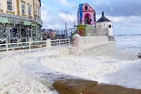 Kälteinbuch in England: Schnee oder Schaum? Heftiger Sturm verursacht seltsames Naturspektakel
