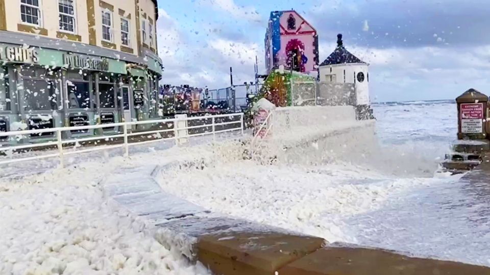 Kälteinbuch in England: Schnee oder Schaum? Heftiger Sturm verursacht seltsames Naturspektakel