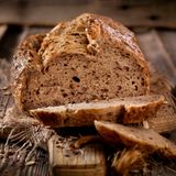 Vollkornbrot ist besser für die Zähne als Weißbrot.