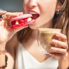 Lecker und gefährlich: Diese Lebensmittel geben den Zähnen Saures