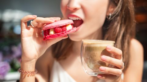 Lecker und gefährlich: Diese Lebensmittel geben den Zähnen Saures