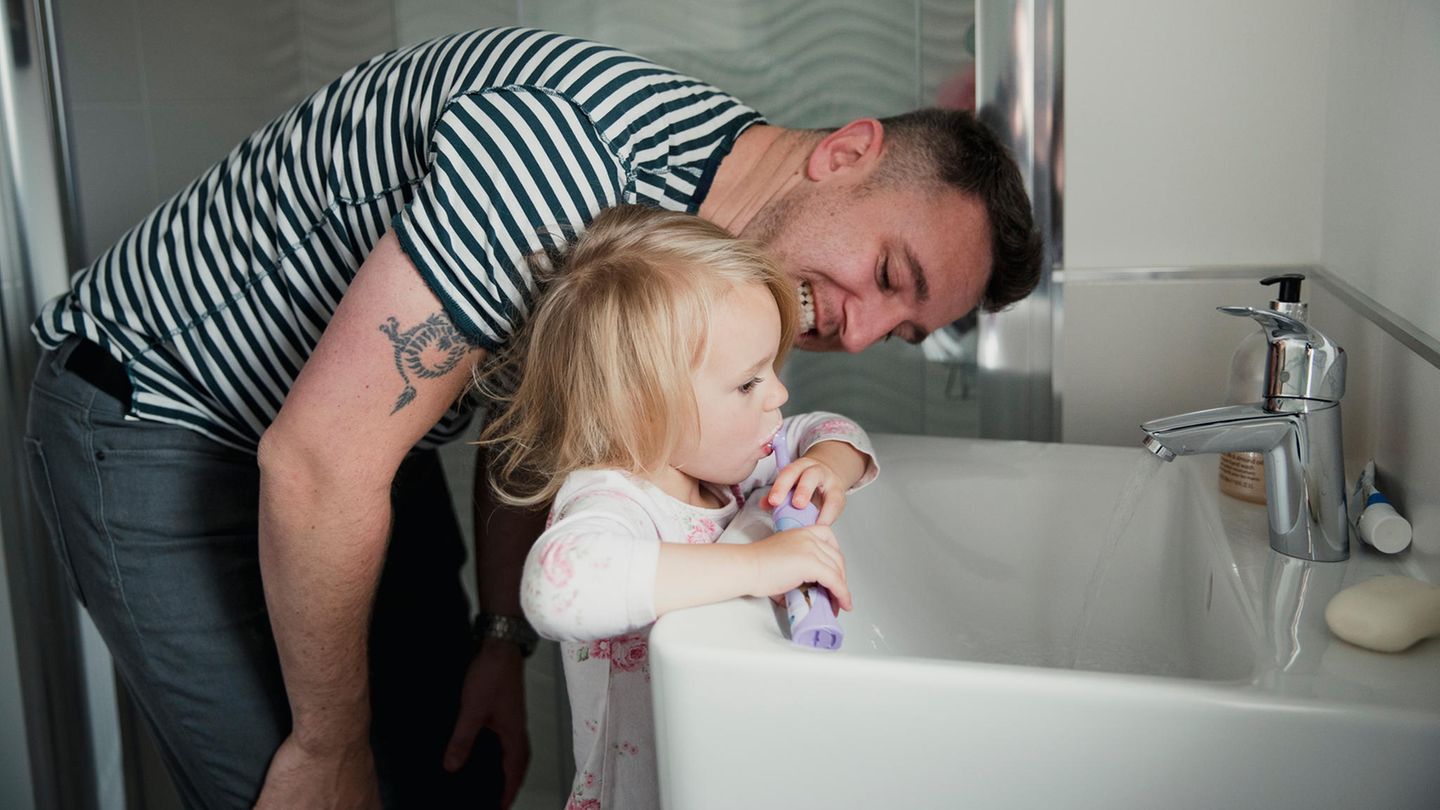 Zahnpflege: Schon früh mit en Kindern Zähneputzen üben