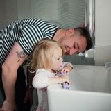 Zahnpflege: Schon früh mit en Kindern Zähneputzen üben