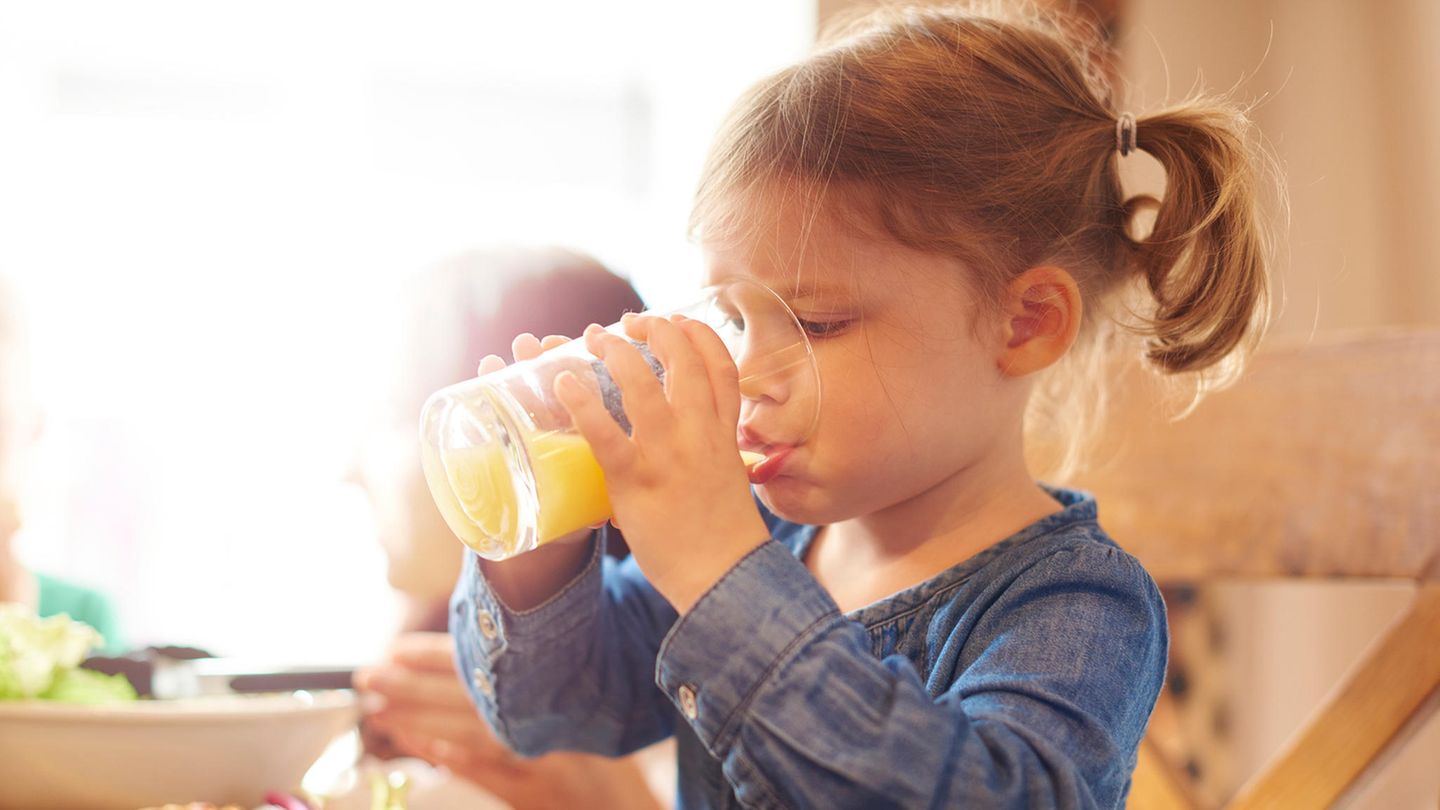 Zahngesundheit: Heimlich den Kinderfruchtsaft mit Wasser verdünnen