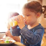 Zahngesundheit: Heimlich den Kinderfruchtsaft mit Wasser verdünnen