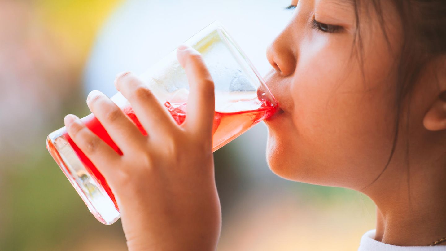 Falsche Fünfziger: Die fiesen Früchtetees  n Kindertees sollte wenig oder überhaupt kein Zucker sein. Auch Fruchtsäfte mit dem Hinweis "kein Zuckerzusatz" enthalten oft fruchteigenen Zucker und können Karies verursachen.