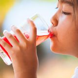 Falsche Fünfziger: Die fiesen Früchtetees  n Kindertees sollte wenig oder überhaupt kein Zucker sein. Auch Fruchtsäfte mit dem Hinweis "kein Zuckerzusatz" enthalten oft fruchteigenen Zucker und können Karies verursachen.